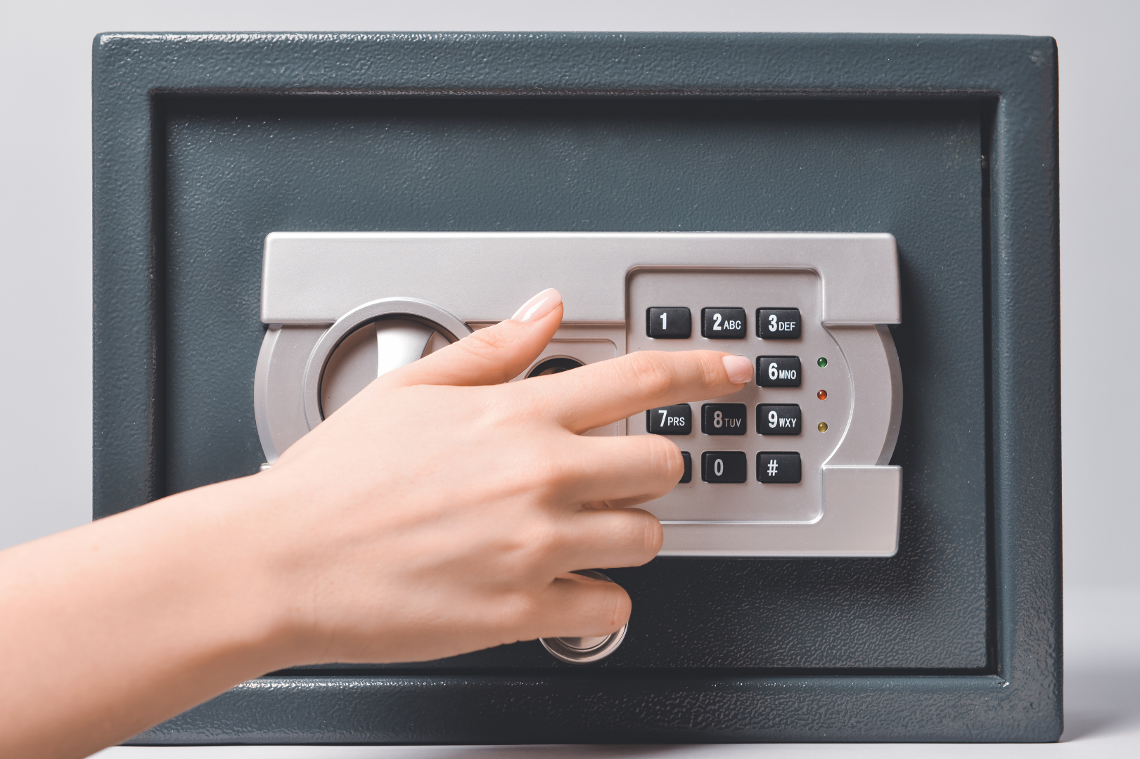 Jak otworzyć sejf? Legalny poradnik dla typów zamków: klucz, szyfr i elektronika
